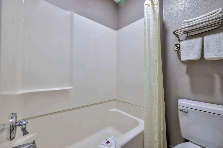 Bathroom 3, Studio 6 Little Rock, AR - South, Pulaski