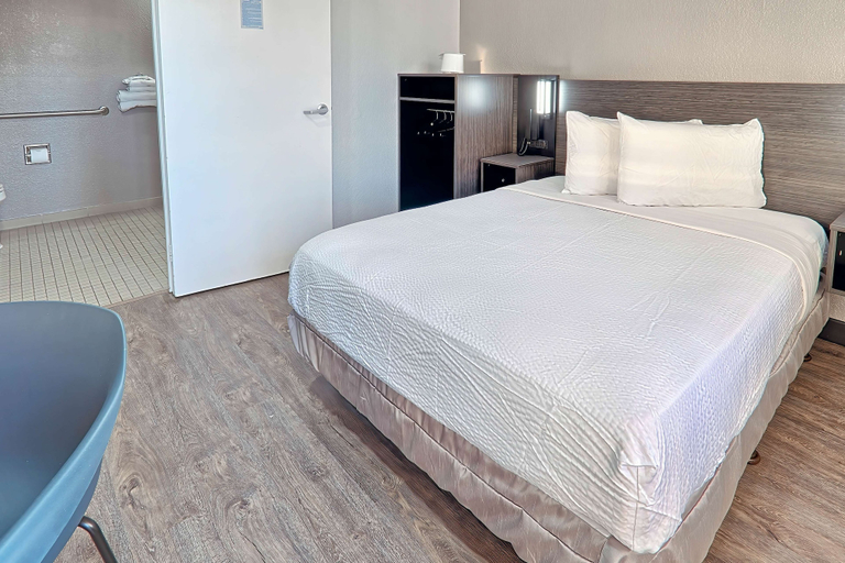 Bedroom 3, Motel 6 Lancaster, CA, Los Angeles