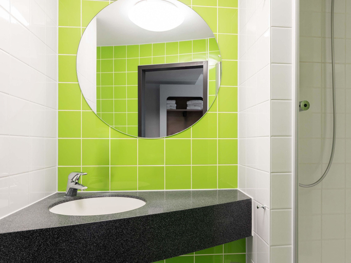 Bathroom 5, B&B Hotel Dortmund-Messe, Dortmund