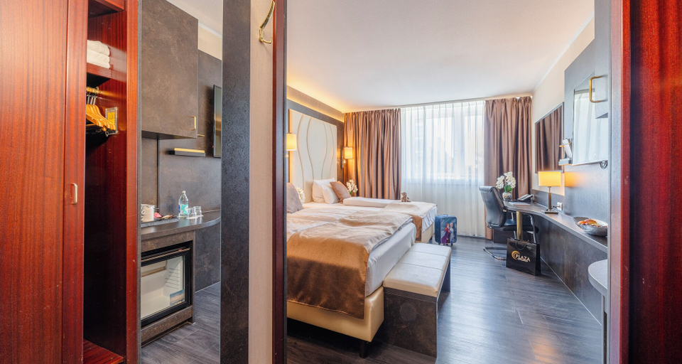 Bedroom 4, PLAZA Premium Darmstadt, Darmstadt