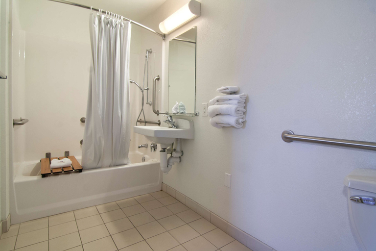 Bathroom 4, Motel 6 Roseville, MN - Minneapolis North, Ramsey