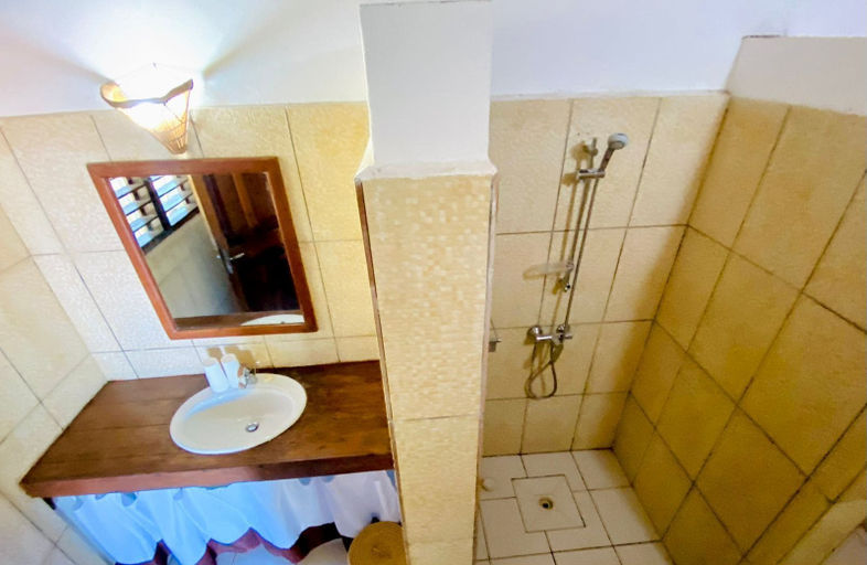 Bathroom 4, Hotel Ocean Beach, Diana