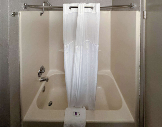 Bathroom 4, Motel 6 Glenview, IL - Chicago North, Cook