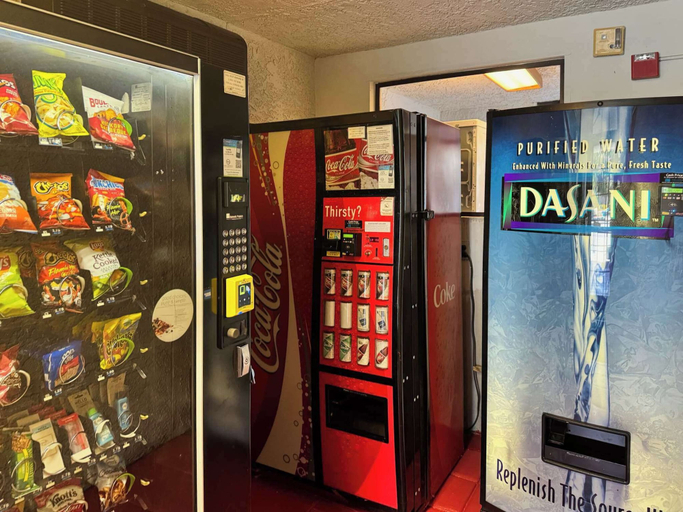 Food & Drinks 5, Motel 6 Los Angeles Pamona, Los Angeles