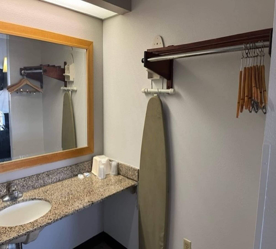 Bathroom 4, Motel 6 Laurel, MS, Jones
