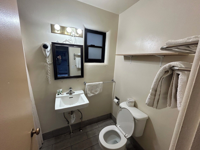Bathroom 4, Motel 6 Williams, AZ – Historic Route 66, Coconino
