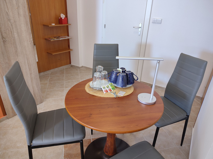 Others 5, Hotel 28, Náchod