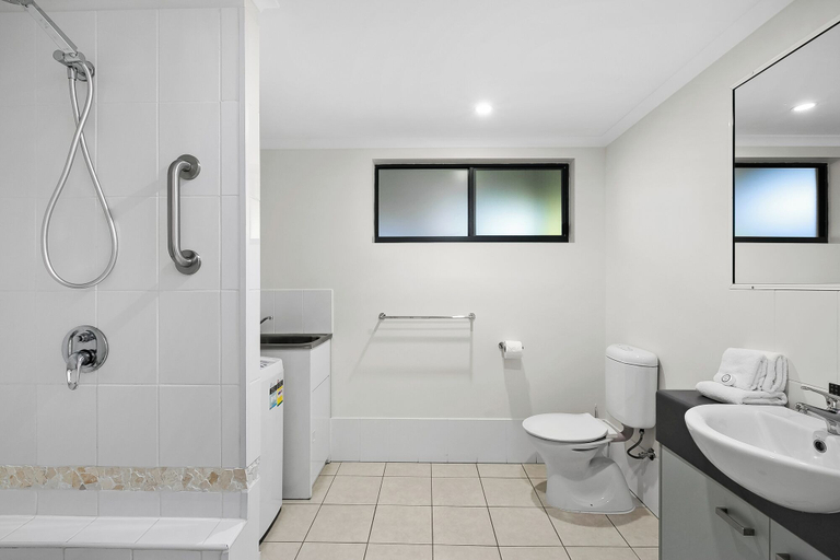 Bathroom 5, Blue Lagoon Resort, Cairns