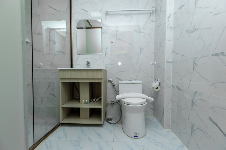Bathroom 5, lucky Elephant Hotel, Bang Kapi