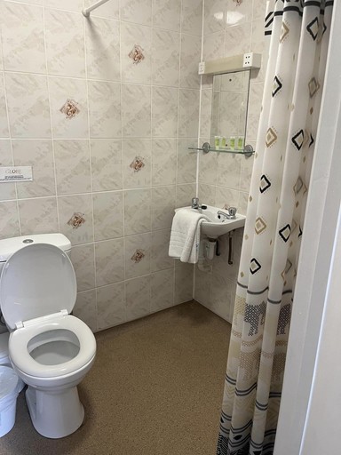Bathroom 4, The Globe Inn, Devon