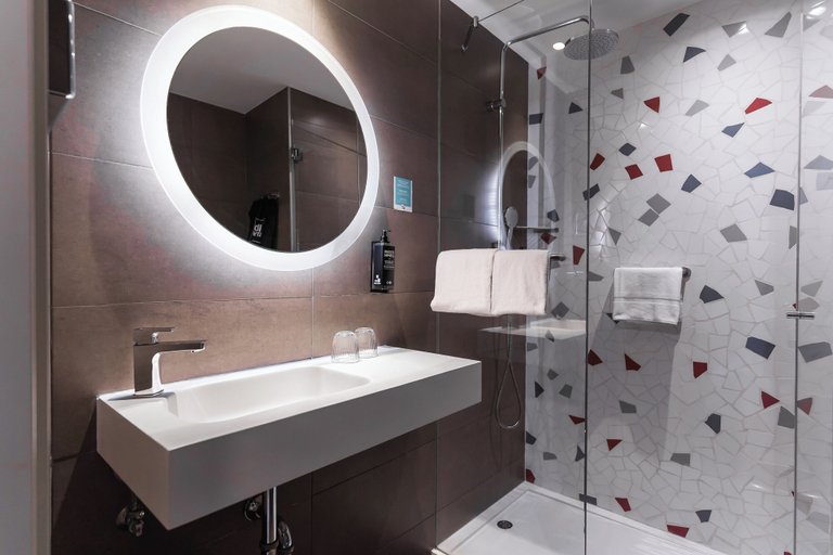 Bathroom 5, ibis Styles Barcelona City Bogatell, Barcelona