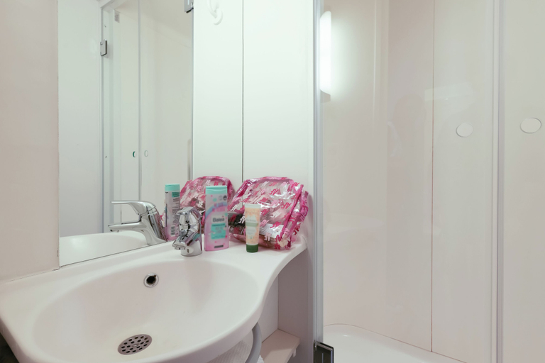 Bathroom 5, ibis budget Villemomble, Seine-Saint-Denis