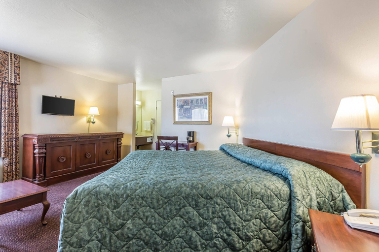 Bedroom 4, Rodeway Inn Magic Mountain Area, Los Angeles