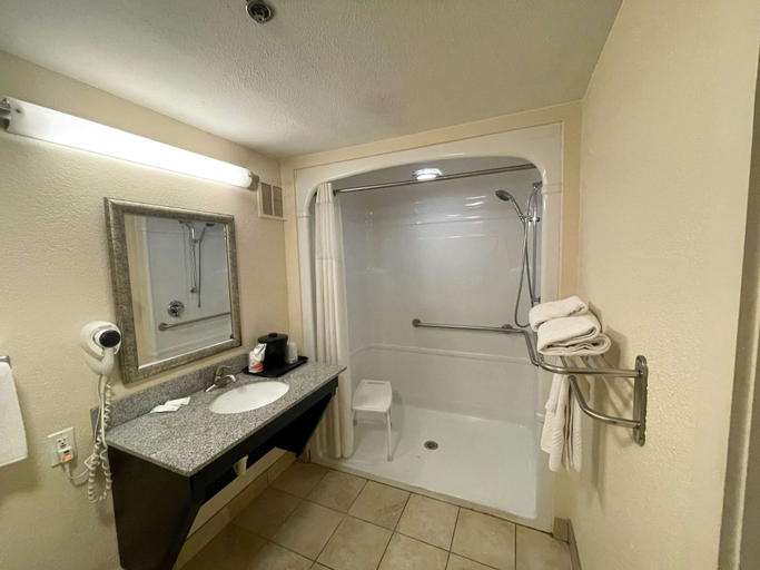 Bathroom 5, Motel 6 Oklahoma City, OK - Fairgrounds West, Oklahoma