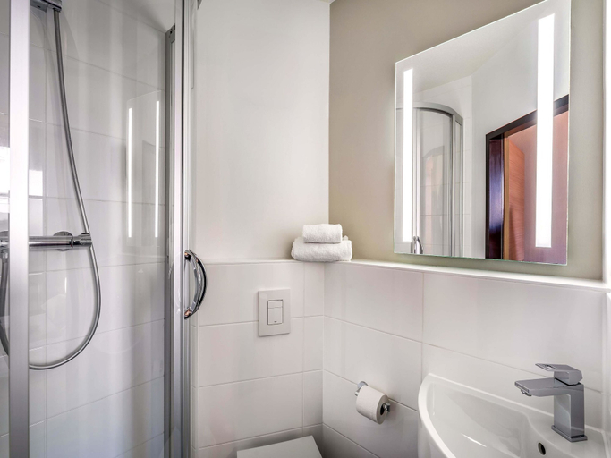 Bathroom 5, B&B Hotel Freiburg-Nord, Freiburg im Breisgau