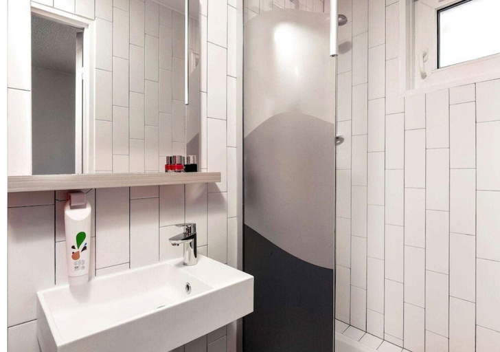 Bathroom 4, Ibis Styles Vichy Centre, Allier
