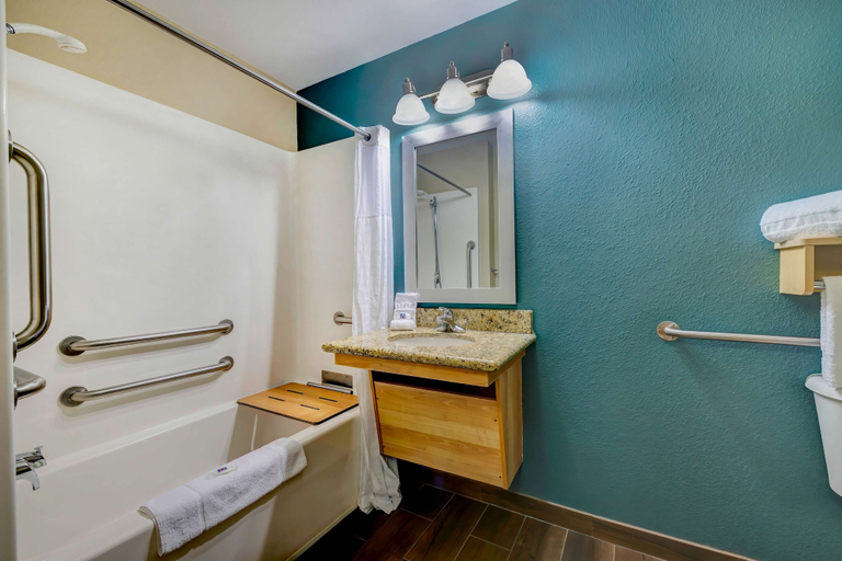 Bathroom 3, Studio 6 Lenexa, KS - Overland Park, Kansas City