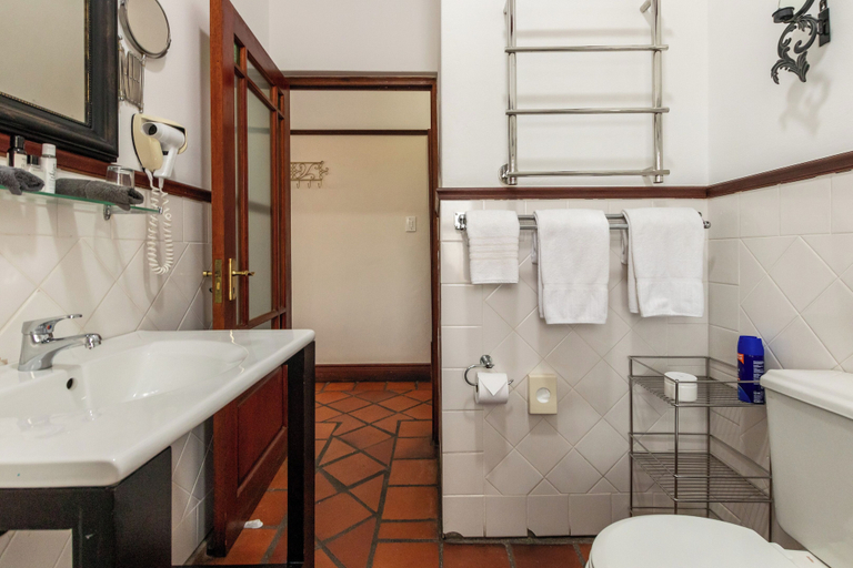 Bathroom 4, Berg en Zee Guesthouse, City of Cape Town