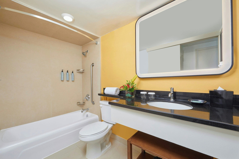 Bathroom 5, Courtyard by Marriott Waikiki Beach, Honolulu