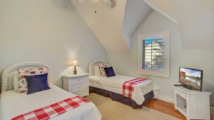 Bedroom 3, 28 Beachwood West by Avantstay Close to Beach, Multiple Decks & Private Pool!, Charleston