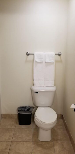 Bathroom 4, Baymont by Wyndham Harlan, Shelby