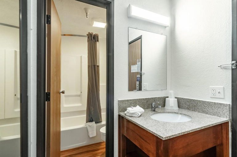 Bathroom 5, Motel 6 Naperville, IL, Dupage