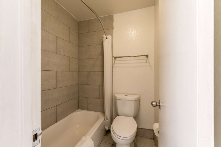 Bathroom 4, Studio 6 San Antonio, TX - Fort Sam Houston Area, Bexar