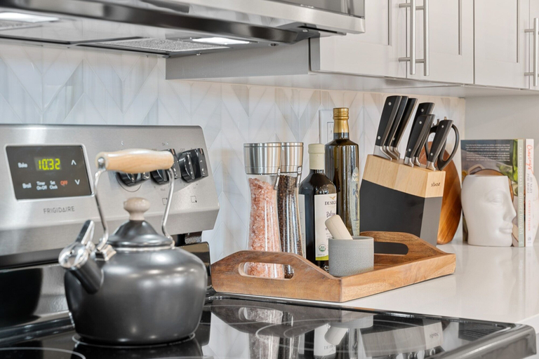 Private kitchen 5, Life Is Good 2 Bedroom Condo, Washington