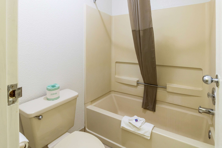 Bathroom 4, Motel 6 Dayton, OH - Englewood, Montgomery