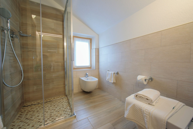 Bathroom 3, Volga, Sondrio