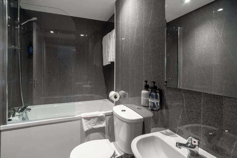 Bathroom 5, Daresbury Park Hotel, Halton