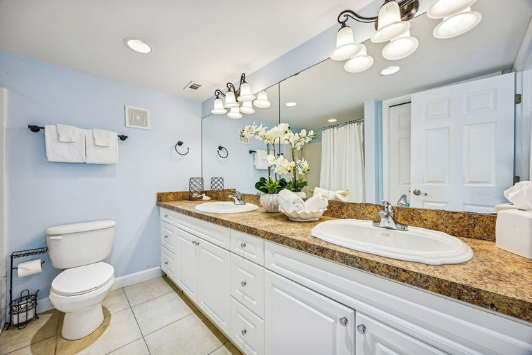 Bathroom 4, Tastefully Decorated Condo with Scenic Beach Views by RedAwning, Nassau