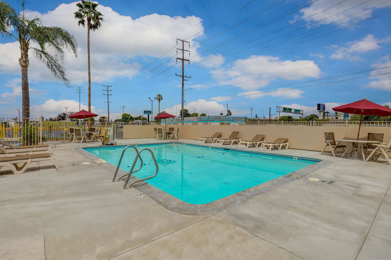 Sport & Beauty 1, Motel 6 San Bernardino, CA - South, San Bernardino