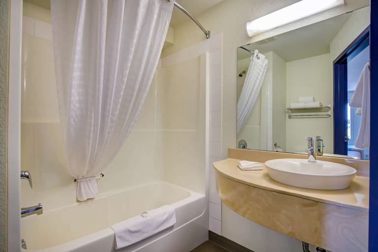 Bathroom 4, Motel 6 Grande Prairie, AB, Division No. 19