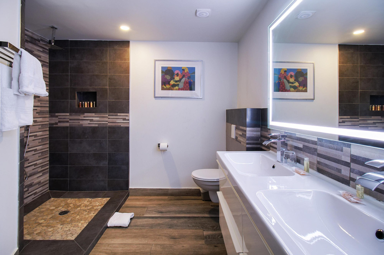 Bathroom 5, Commodore Suites, SureStay Collection by Best Western
