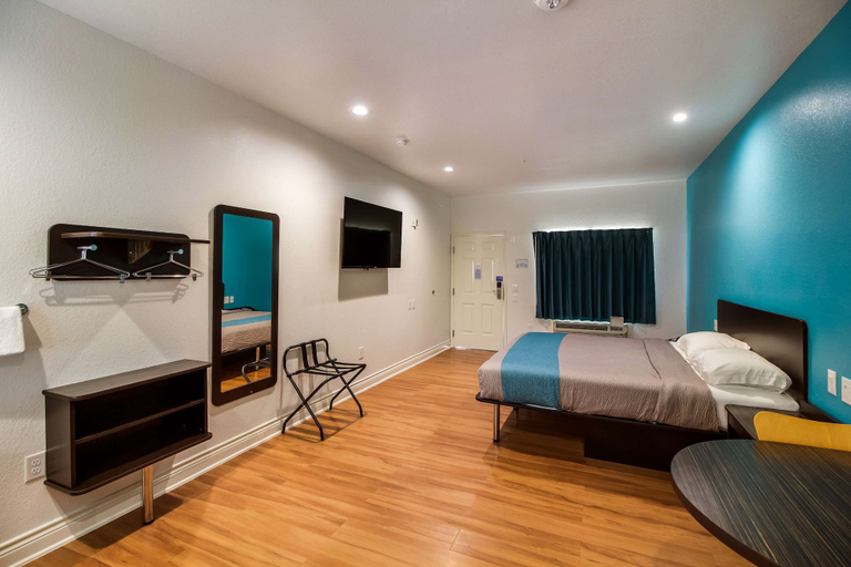 Bedroom 3, Motel 6 Houston, TX - North, Houston