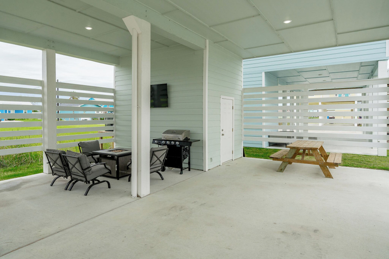 Others 5, Red Tail Getaway by Miss Kitty’s, Aransas
