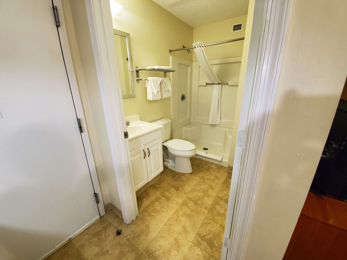 Bathroom 5, Motel 6 Richmond, VA - I-64 West, Henrico