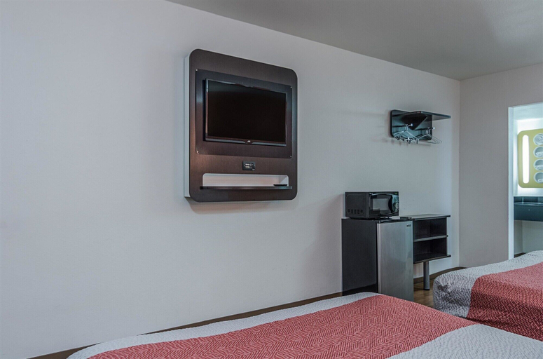Bedroom 3, Motel 6 Texarkana, AR, Miller
