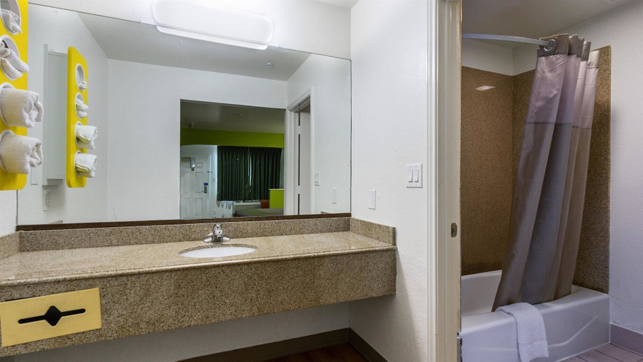 Bathroom 4, Motel 6 San Marcos, TX - North, Hays