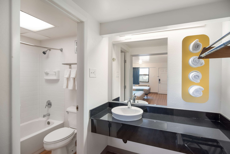 Bathroom 4, Motel 6 Colorado Springs, CO - Air Force Academy, El Paso