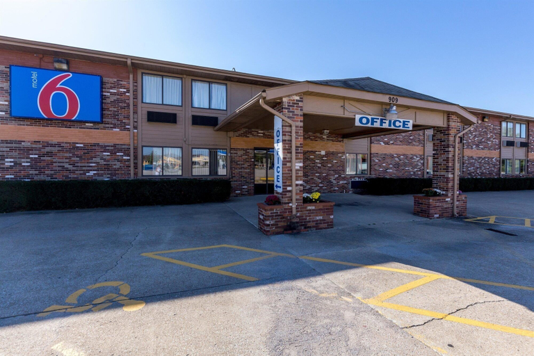 Exterior & Views 2, Motel 6 Troy, IL, Madison