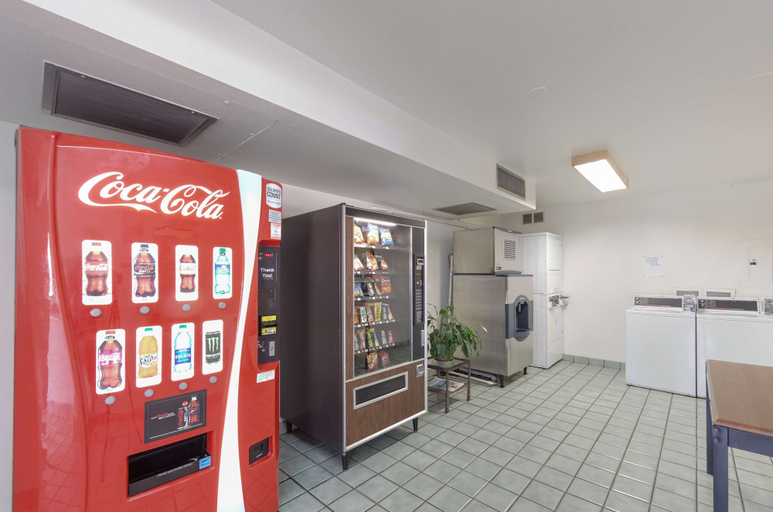 Food & Drinks 5, Motel 6 Weed - Mount Shasta, Siskiyou