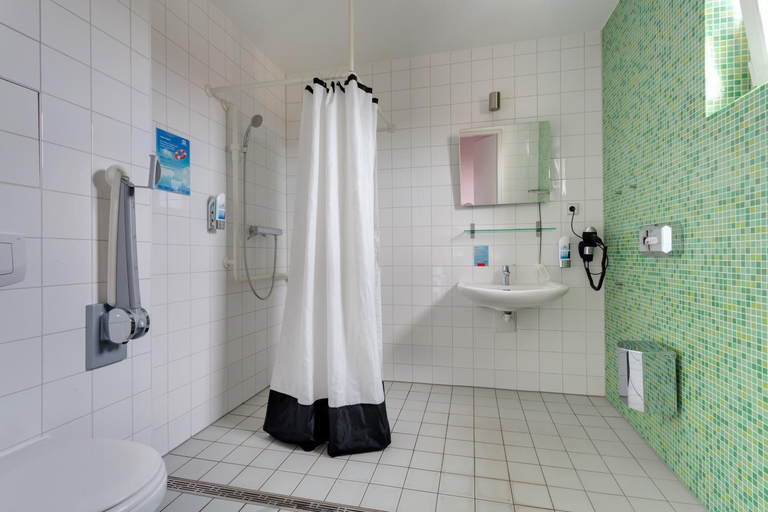 Bathroom 4, MEININGER Hotel Berlin Alexanderplatz, Berlin