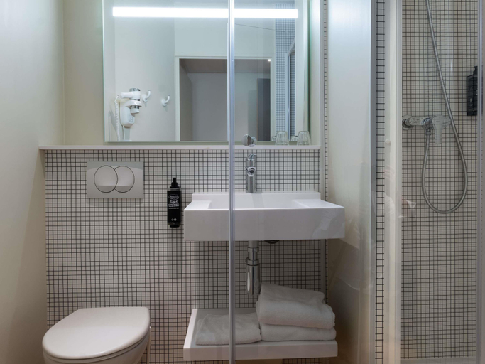 Bathroom 5, ibis budget Saint Malo Centre, Ille-et-Vilaine