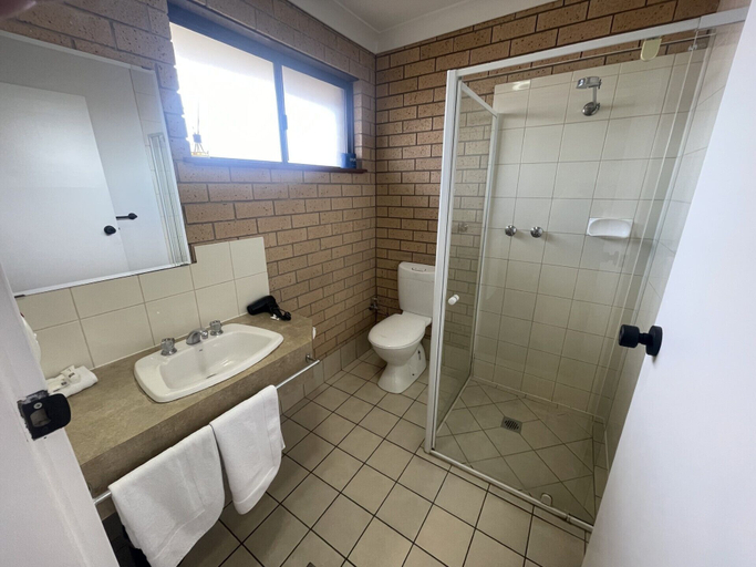 Bathroom 4, Albury Allawa Motor Inn, Albury