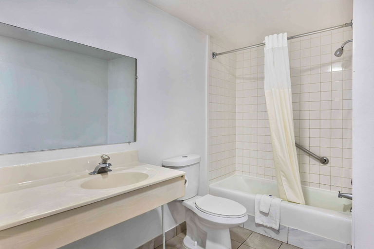 Bathroom 4, Motel 6 Falls Church, VA - Arlington Boulevard, Fairfax