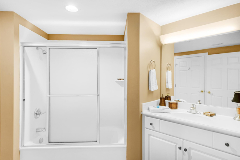 Bathroom 3, Treasure Island 2212, Bay