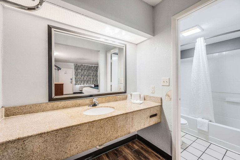 Bathroom 4, Motel 6 Tupelo, MS - Downtown, Lee