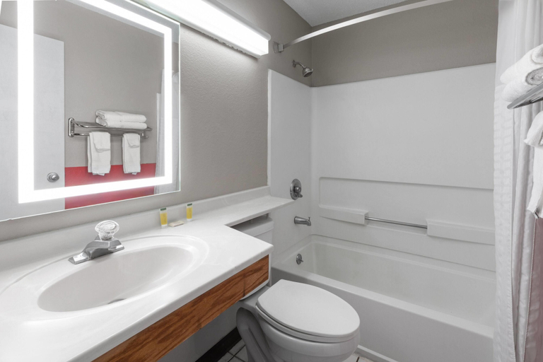 Bathroom 4, Super 8 by Wyndham Kent/Akron Area, Portage